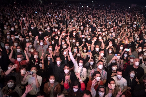 27일(현지시간) 스페인 바르셀로나에서 당국의 허가를 받고 열린 한 록 콘서트에서 5000명이 운집해 마스크를 쓰고 공연을 즐기고 있다. 바르셀로나 AP 연합뉴스