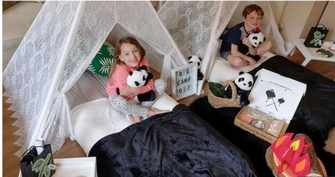 맥스 우시 만큼 모험을 즐길 나이가 아닌 애바와 잭 로스 오누이는 거실 안에 세운 텐트에서 밤을 보냈다. 루시 로스 제공 BBC 홈페이지 캡처 