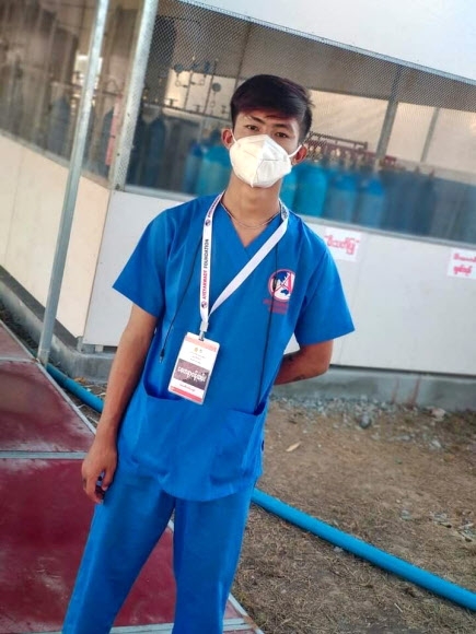 코로나19 팬데믹(세계적 대유행)이 덜친 미얀마 만달레이의 응급실에서 의료 봉사를 할 정도로 사회에 관심이 많았던 아웅 진 피오(19)는 지난 27일 군부 쿠데타에 항의하는 시위대의 맨앞에 서 있다가 흉탄에 스러졌다. 만달레이 로이터 연합뉴스