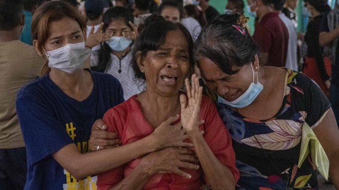 미얀마 양곤에 사는 13세 소년 사이 와이 얀의 장례식에서 어머니가 오열하고 있다. 양곤 아나돌루 통신 게티 이미지 