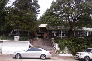 확진자 59명 나온 강화 폐교…‘무단점유’ 방판업체의 정체는