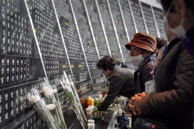 지난해 제주 4·3평화공원에서 열린 제72주년 4·3 국가추념식에 참석한 유족들이 희생자들에게 헌화하고 있다.  제주도 제공