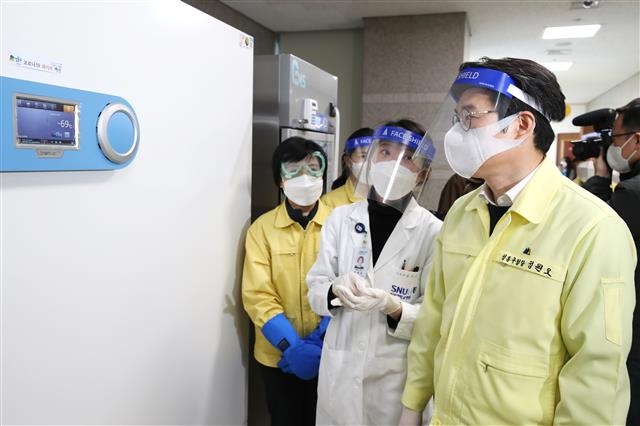 정원오(오른쪽) 서울 성동구청장이 지난 24일 성동구청 3층에 마련된 ‘서울시 1호 백신예방접종센터’ 내 화이자 백신이 보관된 초저온 냉동고를 찾아 관계자들로부터 설명을 듣고 있다. 성동구 제공