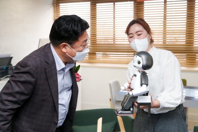 엄태준(사진 왼쪽) 시장이 29일 개관한 이천시노인종합복지관 내 ICT 복합문화공간을 둘러보고 있다. 이천시 제공 