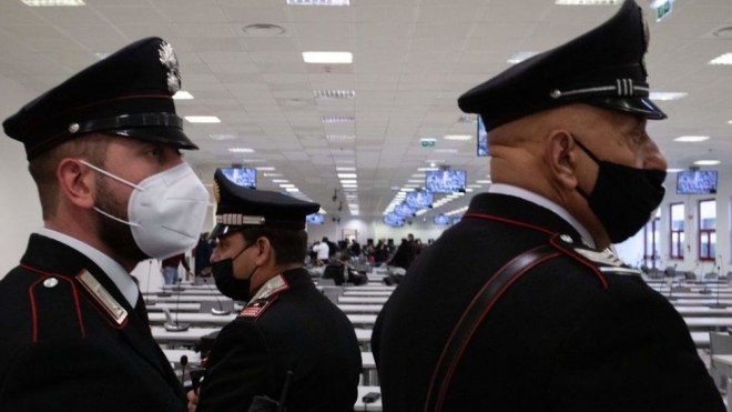 지난해 1월 시작된 이탈리아 마피아 은드랑게타 조직원 재판에 앞서 중무장한 경찰들이 삼엄한 경계를 펼치고 있다. 게티이미지 자료사진 
