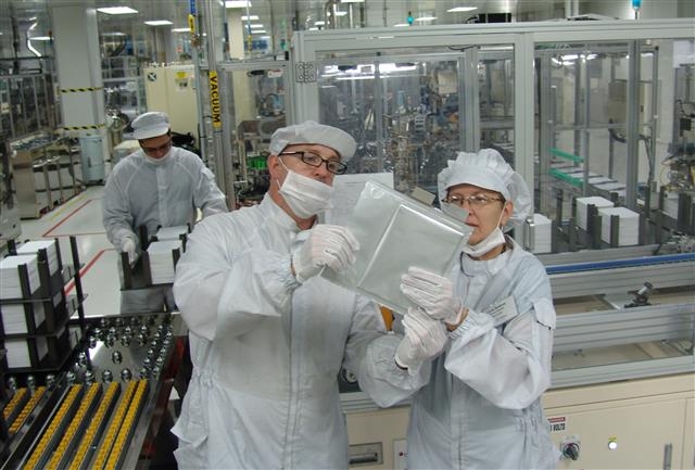 미국 미시간의 LG에너지솔루션 전기차 배터리 공장에서 현지 근로자들이 생산라인에 참여하고 있다. LG그룹 제공