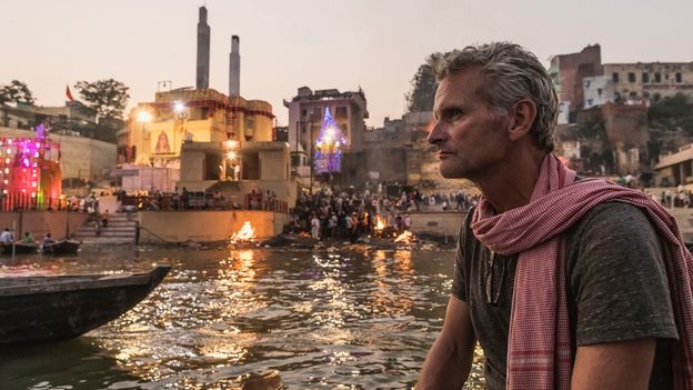 인도 북부의 4000km를 걸어서 통과한 폴 살로펙이 강물에 비친 저녁 어스름을 상념에 젖어 바라보고 있다. 존 스탠메이어 내셔널 지오그래픽 제공 영국 BBC 홈페이지 캡처