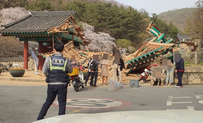 대전 우암사적공원 정문으로 차량 돌진. (독자 제공)  연합뉴스