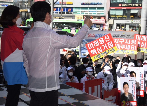 안철수 국민의당 대표가 30일 영등포역 광장에서 열린 오세훈 국민의힘 서울시장 후보의 지원유세에 나서 나경원(왼쪽) 전 원내대표와 구호를 외치고 있다. 2021. 3. 30 국회사진기자단