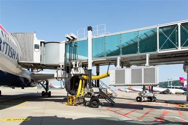 계류장에 주기하고 있는 항공기를 탑승교 아래 설치된 냉난방 공급장치(PC-Air)와 선으로 연결해 냉난방을 공급하고 있는 모습. 인천국제공항공사 제공