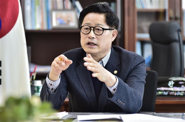 서병완 양천구의회 의장이 지난 29일 구의회 의장실에서 열린 서울신문과의 인터뷰에서 지역 현안 사업에 대해 얘기하고 있다. 양천구의회 제공