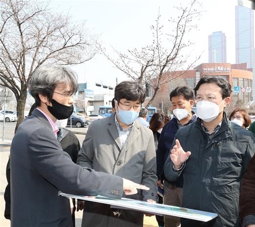 지난 25일 서울 영등포구 여의도동을 찾아 통제 구역 등 현장을 둘러보는 채현일(오른쪽 첫 번째) 영등포구청장.  영등포구 제공