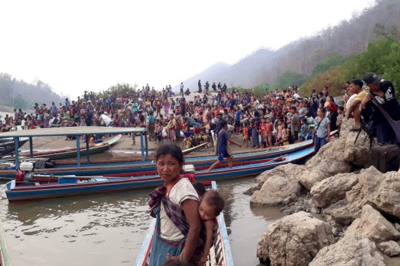 미얀마 군부의 카렌주 파푼 지역 공습을 당한 카렌족 주민들이 공습 다음날인 29일 살윈강 강둑에 피신해 있다. 인근 국경을 넘어 태국으로 피신한 3000명을 포함, 1만명 이상이 집을 떠나야 했다. 카렌 로이터 연합뉴스