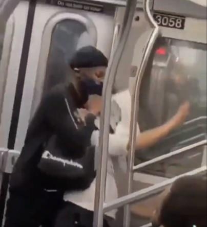 코로나19 확산 이후 미국에서 아시아계를 향한 혐오범죄가 늘고 있다. 29일(현지시간) 뉴욕 지하철에서 흑인 남성이 아시아계 남성을 마구잡이로 폭행해 기절시키는 일이 벌어졌다. 맨해튼 방향 J노선 코지우스코스트리트역에서 무차별 폭행이 이뤄지는 동안 지하철 탑승객들은 그만하라고 말할 뿐 누구도 적극적으로 말리지 않았다. 뉴욕경찰 증오범죄 전담팀이 폭행 영상을 공개, 가해자를 수배했다. 뉴욕경찰 증오범죄 전담팀 트위터 캡처