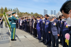 [국제라이온스협회 소식] 최중열 국제회장과 국내 총재단 UN기념공원 헌화