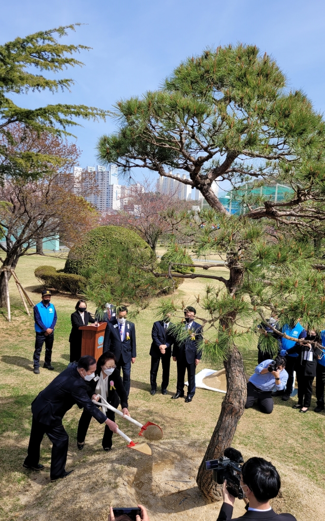 국제라이온스협회 최중열·양승복 국제회장 부부가 31일 오후 부산 유엔평화공원에서 기념식수를 하고 있다. 