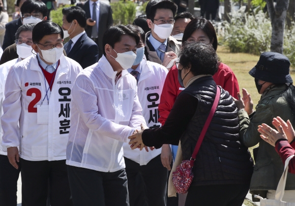 국민의당 안철수 대표가 31일 오후 서울 마포구 경의선숲길공원 인근에서 열린 순회인사 및 유세에서 유권자들과 인사하고 있다. 2021. 3. 31 김명국 선임기자 daunso@seoul.co.kr