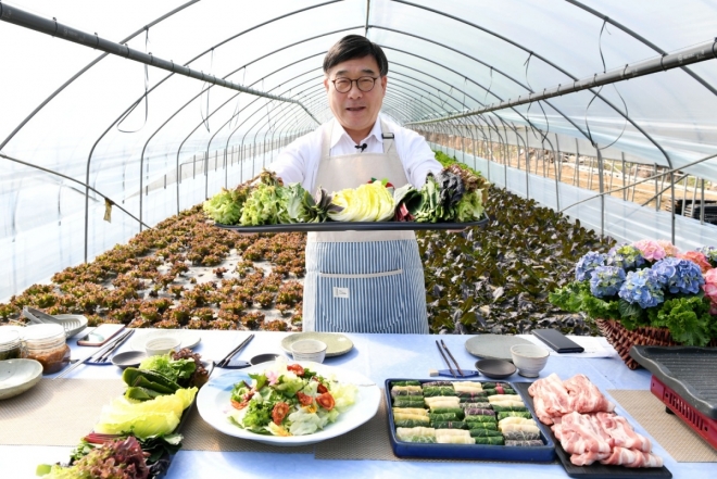 신동헌 시장이 31일 쌈 문화 캠페인 온라인 선포식을 통해 전 세계인이 즐길 수 있는 대한민국의 전통 먹거리 삼을 소개하고 있다.  광주시 제공 