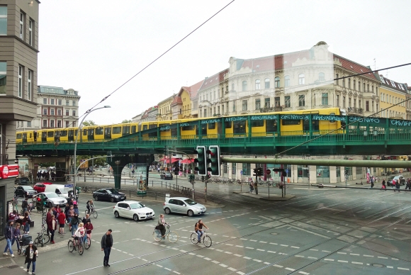 에바스발더 역에서 출발한 노란색 우반이 베를린 도심 위를 지나고 있다. 지하철로 베를린을 돌다 보면 120년의 도시 역사가 담긴 역들과 특이한 건축물 등을 만날 수 있다.