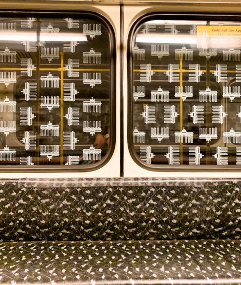 우반의 의자 무늬는 베를린 지하철의 상징이며 다양한 상품의 패턴으로 활용된다.