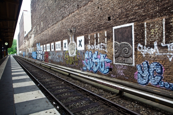 국철 에스반의 사비니플라츠 역 벽면에 그려진 다양한 그라피티 작품. 지상으로 주로 다니는 에스반의 순환노선 링반과 다른 노선들을 적절히 배합하면 베를린 어디든 갈 수 있다.