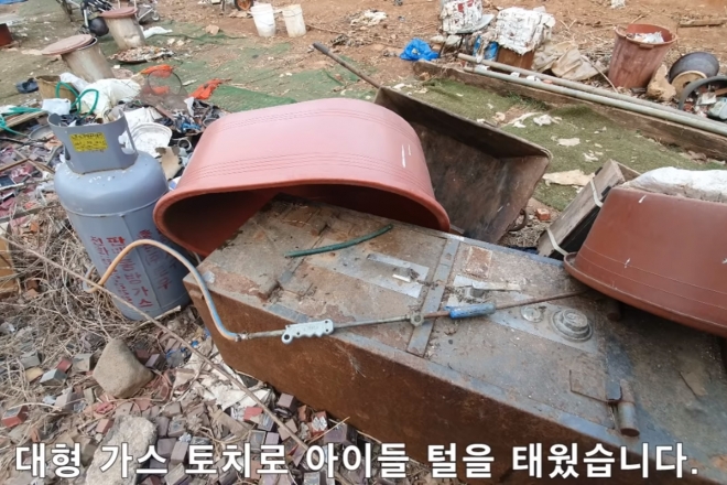 인천 서구의 한 야산에 개 수십 마리를 학대하고 불법도축한 정황. 도축에 쓰인 것으로 추정되는 가스 토치.   동행세상 유튜브 캡처