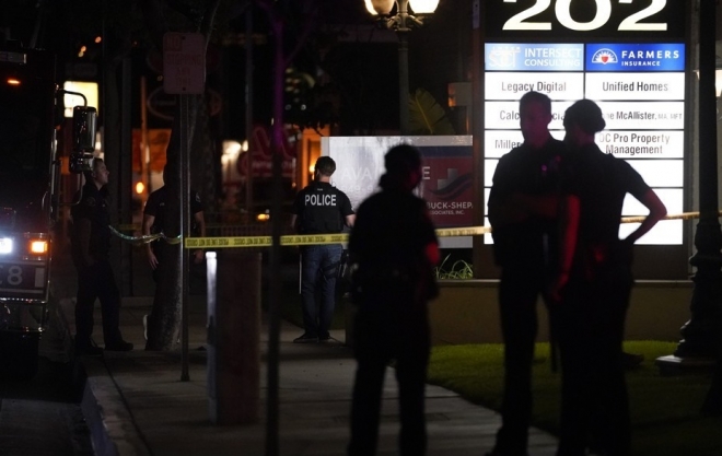 3월 31일(현지시간) 총기난사 사건이 벌어진 캘리포니아주 오렌지시의 건물 앞에 경찰들이 서 있다. 사진=AP 연합뉴스