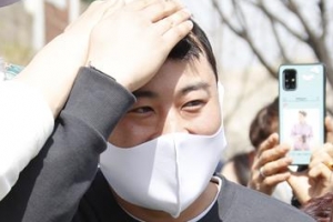 [포토] 김호중, 팬들 배웅 속 오늘 입소
