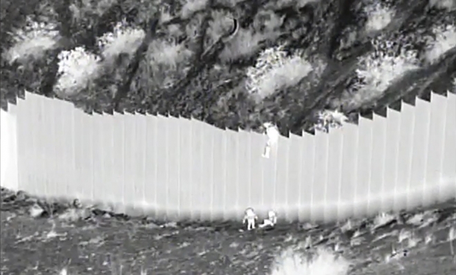 밀입국 브로커가 4m 높이의 미국과 멕시코 사이 국경장벽에서 3살, 5살 여자아이를 떨어뜨린 장면. 미국 관세국경보호청(CBP) 트위터 캡처