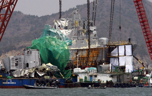 2010년 4월 24일 백령도 앞 바다에서 지난달 침몰한 해군 초계함인 천안함의 함수를 인양작업을 하고 있다. 바지선 위에 올려진 천안함. 2010.4.24 도준석 기자 pado@seoul.co.kr