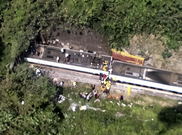 2일 아침 대만 열차의 추돌 사고로 적어도 34명이 숨진 중동부 화리엔의 도로코 협곡 터널 출입구에 구조대가 투입돼 현장을 수습하고 있다. 대만 국립소방청 제공 AP 연합뉴스 