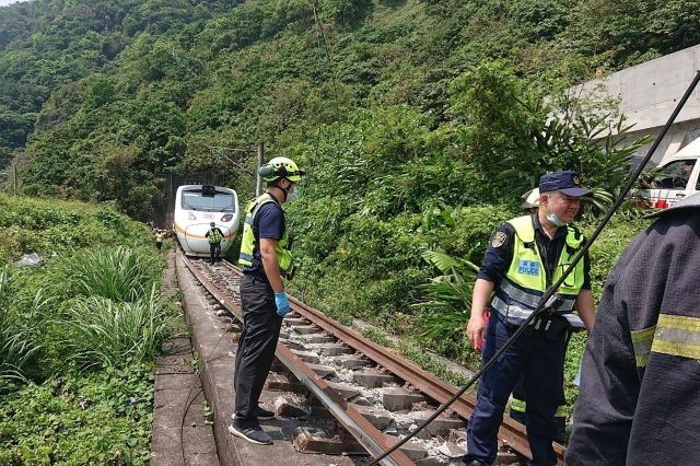 2일(현지시간) 대만 동부 화롄의 열차 탈선 사고 현장에 구조대원들이 출동해 대응하고 있다. 대만 적십자 제공