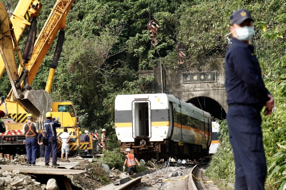 3일(현지시간) 대만 화롄의 한 터널에서 발생한 열차 탈선 사고 현장에서 구조대원들이 사고 수습을 하고 있다. EPA 연합뉴스