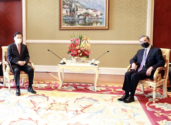 정 장관과 왕 국무위원이 3일 푸젠성 샤먼 하이웨 호텔에서 한중 외교장관 회담을 하고 있다. 샤먼 연합뉴스