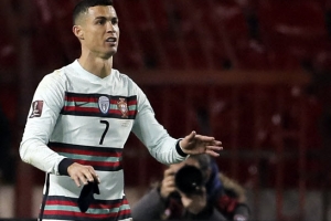 호날두 오심에 화 치밀어 벗어 던진 주장 완장, 뜻밖에 좋은 일 했네