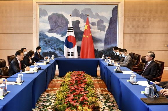 정의용 외교부 장관과 왕이 중국 외교부장이 3일 푸젠성 샤먼의 하이웨 호텔에서 회담을 갖고 진지한 논의를 벌이고 있다. 샤먼 신화 연합뉴스 