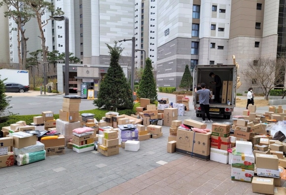 이달부터 택배 차량의 지상 출입을 금지한 서울 강동구의 한 아파트 후문 인근에 2일 택배 상자들이 쌓여있다. 연합뉴스