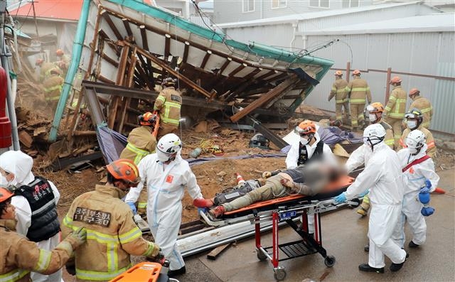 광주 철거작업 중 붕괴 ‘구조의 손길’