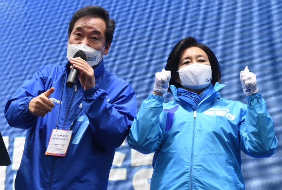 이낙연 더불어민주당 상임선대위원장(왼쪽)이 4일 오후 서울 노원구 롯데백화점 앞 광장에서 유세차에 올라 박영선 서울시장 후보의 지지를 호소하고 있다.  2021.4.4 국회사진기자단