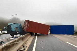 [포토] 넘어진 트레일러… 가로막힌 호남고속도로