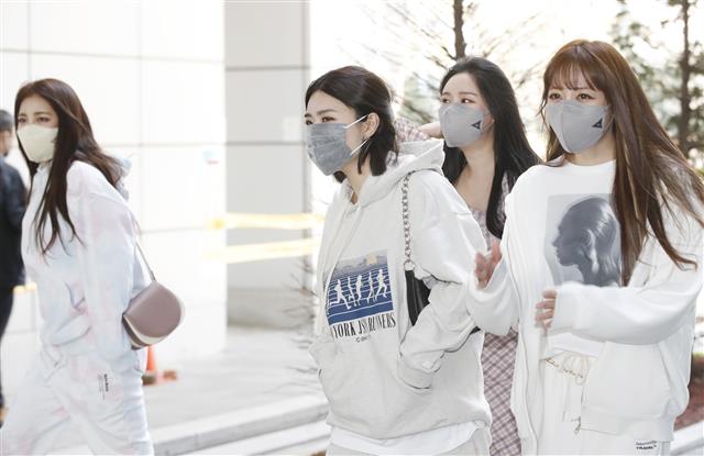 브레이브걸스 유정(왼쪽부터), 유나, 민영, 은지가 5일 오후 서울 마포구 상암동TBS에서 열린 라디오 생방송에 참석하기 위해 들어서고 있다. 2021.4.25<br>뉴스1