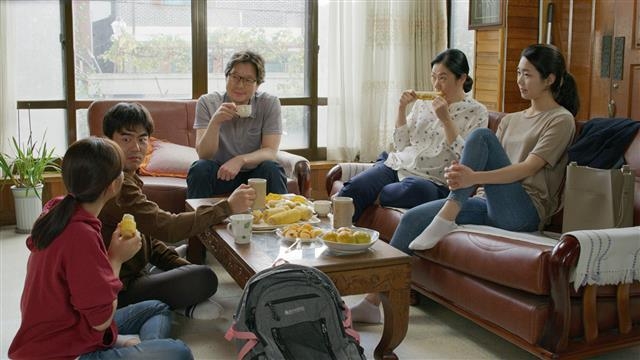 영화 ‘비밀의 정원’은 아내의 과거 성폭행 피해 사실을 남편이 알게 된 뒤 벌어지는 일을 그리며 바뀌어 버린 부부의 일상, 이를 대하는 가족 구성원을 섬세하게 살핀다. 몬순픽쳐스 제공