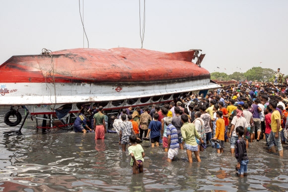 코로나 봉쇄령 앞두고… 방글라데시서 ‘여객선 전복’ 최소 26명 사망 