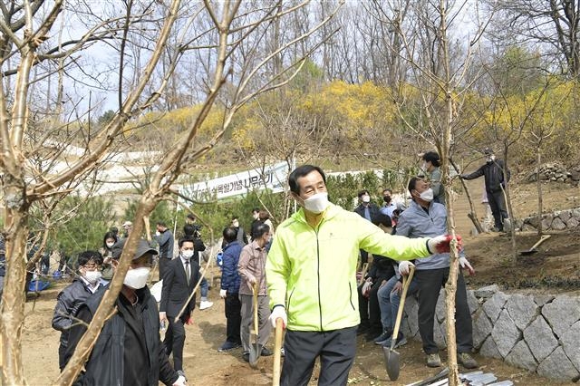서울 서대문구가 기후위기에 대응하기 위해 도시 전역에 숲을 조성하는 데 힘을 쏟고 있다. 사진은 문석진 서대문구청장이 지난달 26일 직원들과 궁동산에 나무를 심는 모습. 서대문구 제공