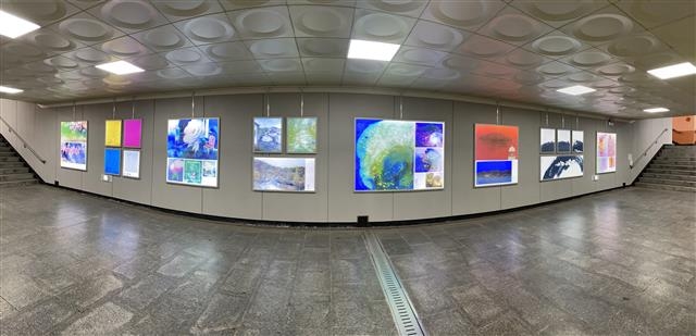 지난해 12월 노원지하보도에 마련된 전시공간 ‘아랫마당’에 문화예술 작품들이 걸려 있다. 노원구 제공