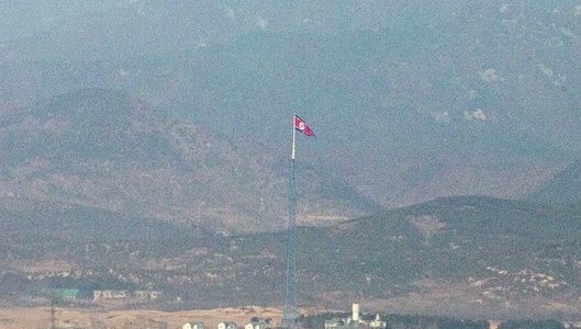 경기도 파주 접경지역에서 바라본 북한 기정동 마을에 인공기가 바람에 날리고 있다. 2021.1.3 뉴스1