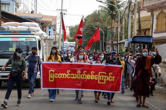 6일 미얀마 제2도시 만달레이에서 민주화 시위대가 군부의 쿠데타를 반대하는 시위에 참여해 행진하고 있다. 만달레이 EPA 연합뉴스