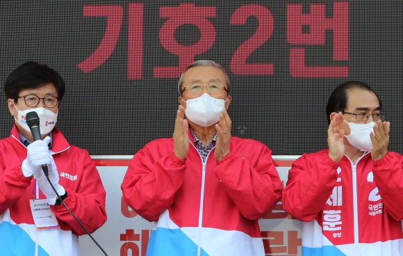 김종인 국민의힘 비상대책위원장이 6일 오후 서울 강남 대치역 사거리에서 4.7 서울시장 재보궐선거에 나선 오세훈 후보의 지원 유세를 펼치고 있다. 2021. 4. 6 김명국 선임기자 daunso@seoul.co.kr