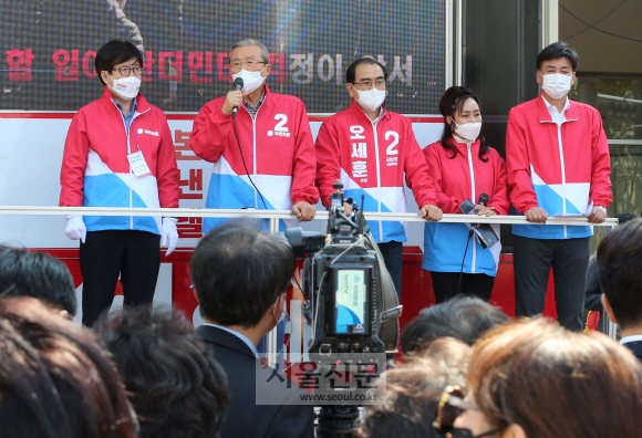 김종인 국민의힘 비상대책위원장이 6일 오후 서울 강남 대치역 사거리에서 4.7 서울시장 재보궐선거에 나선 오세훈 후보의 지원 유세를 펼치고 있다. 2021. 4. 6 김명국 선임기자 daunso@seoul.co.kr