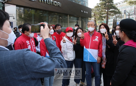 김종인 국민의힘 비상대책위원장이 6일 오후 서울 강남 대치역 사거리에서 4.7 서울시장 재보궐선거에 나선 오세훈 후보의 지원 유세를 마치고 시민들과 기념사진을 찍고 있다. 2021. 4. 6 김명국 선임기자 daunso@seoul.co.kr